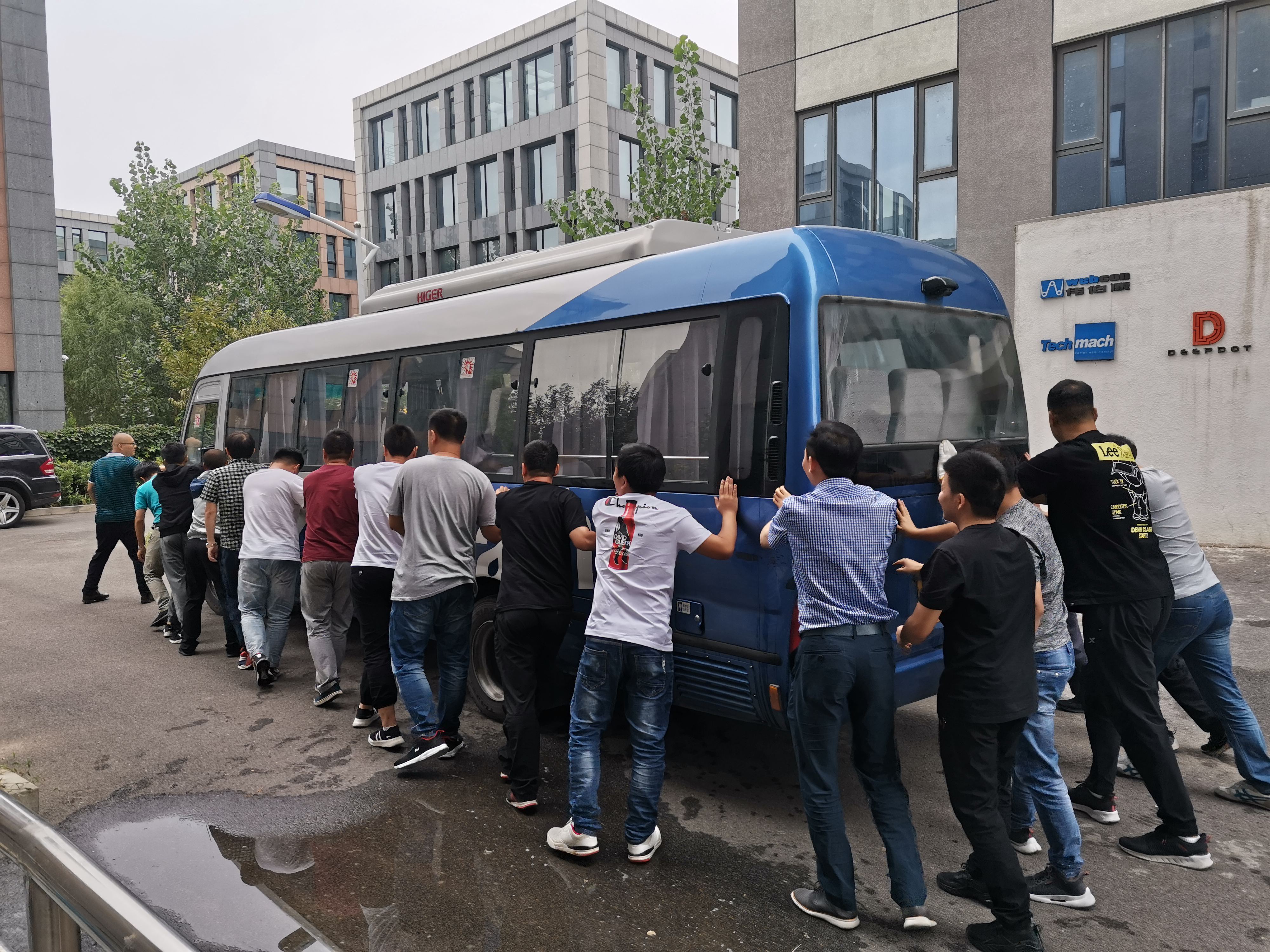 【鈦·暖心】公司班車發(fā)生故障，萬眾一心集體推車